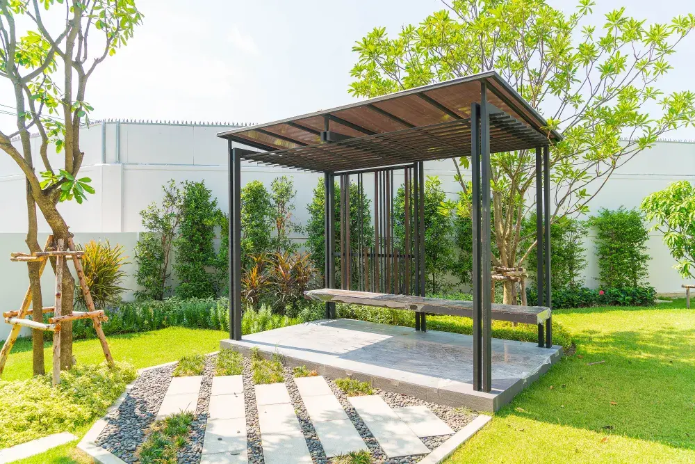Instalación de toldo motorizado con tejido SAULEDA en terraza exterior